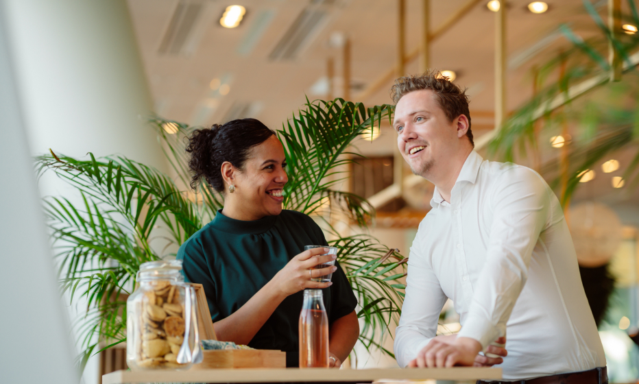 Man en vrouw, ontspannen setting