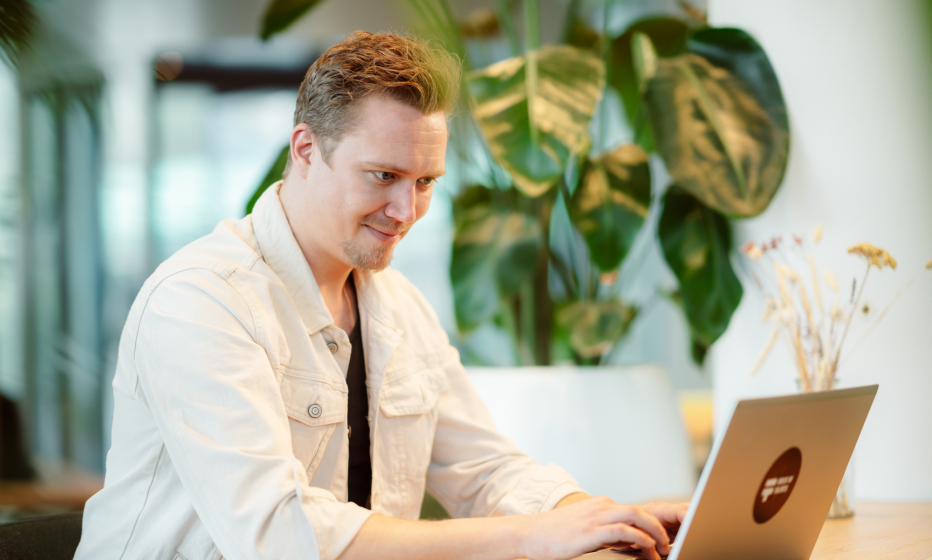 Man werkt achter laptop