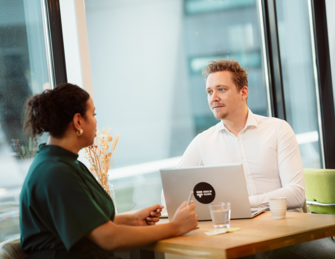 man en vrouw overleg werksetting