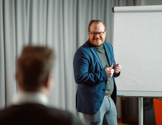 Man voor groep aan het werk