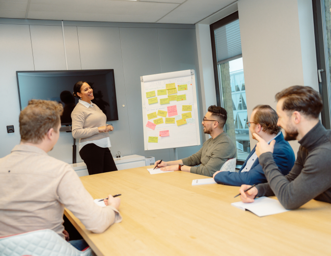 Collega's whiteboard presentatie