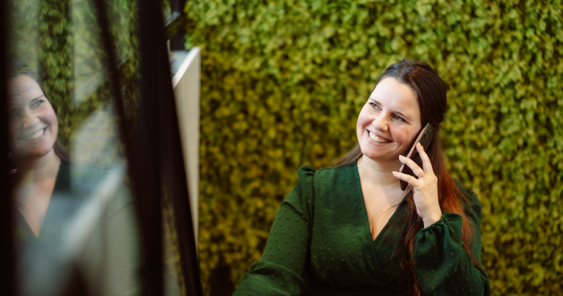 Vrouw aan het bellen