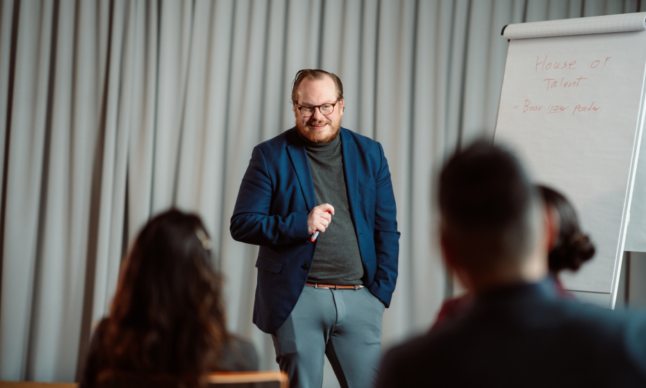 Man staat voor groep 