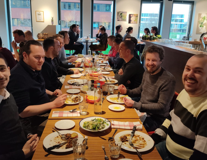 Foto van consultants die samen eten en glimlachen