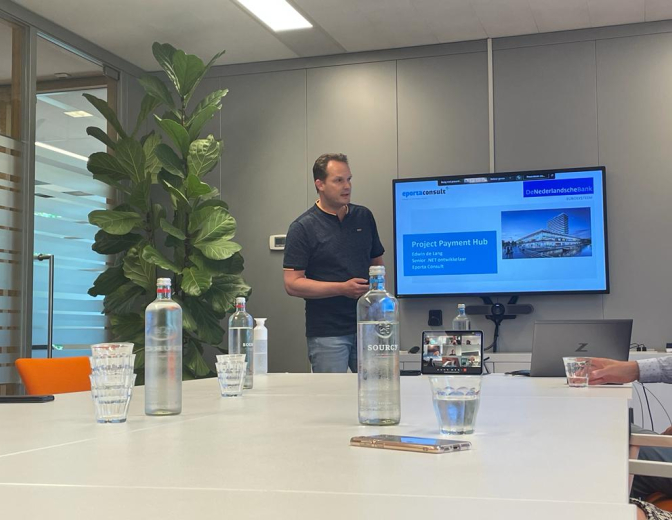 Foto van man die presenteert voor een digibord