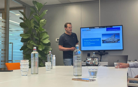 Foto van man die presenteert voor een digibord