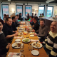 Foto van consultants die samen eten en glimlachen