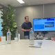 Foto van man die presenteert voor een digibord