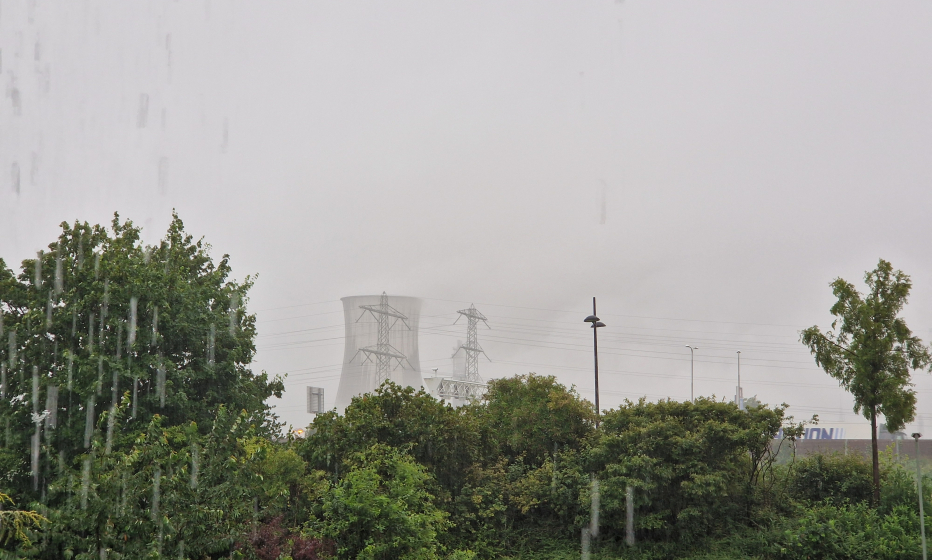 Chemelot locatie met regen en grijze wolken