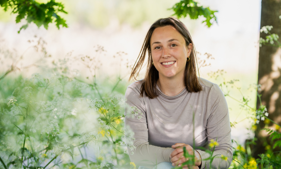 Vrouw in de natuur die lacht