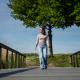 Vrouw die over een brug heen loopt 