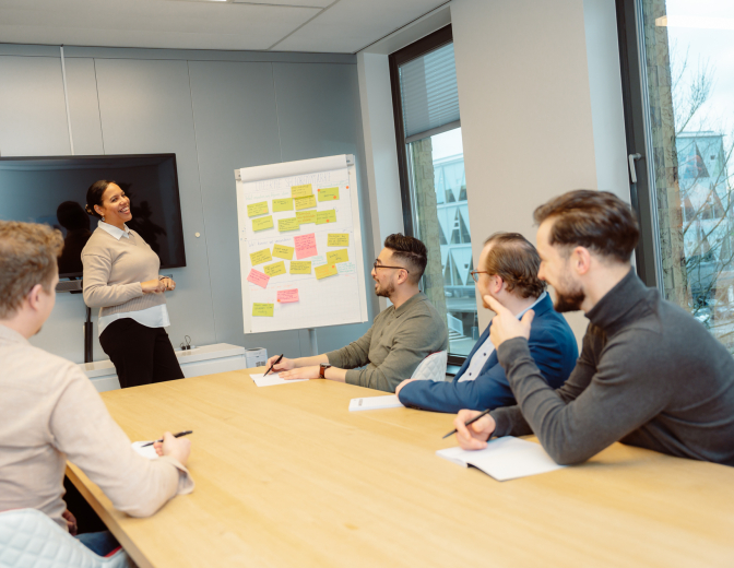 Collega's whiteboard presentatie