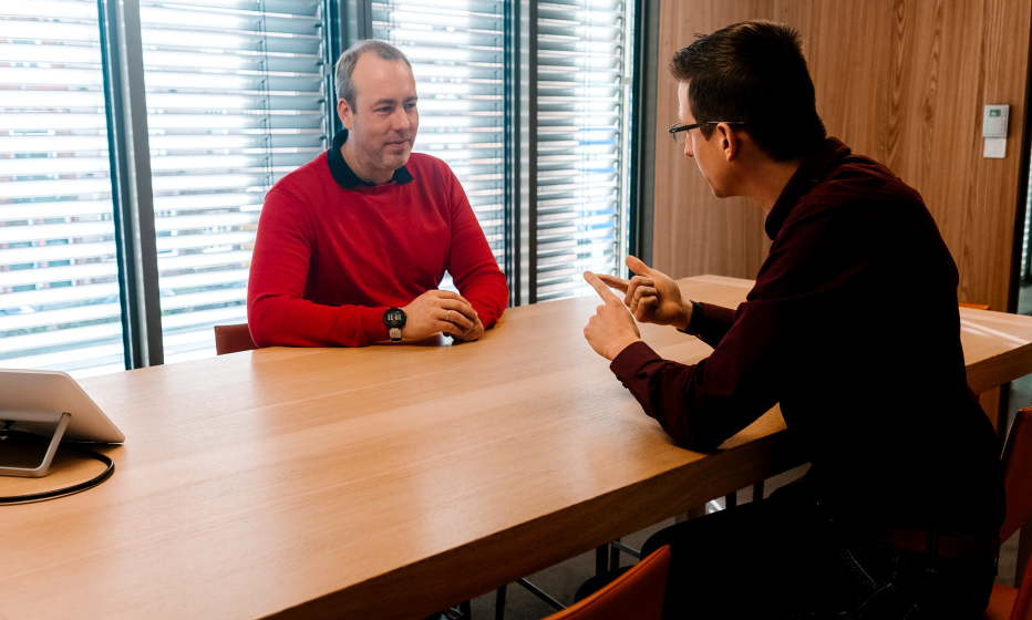 Consultant Patrick in overleg met collega