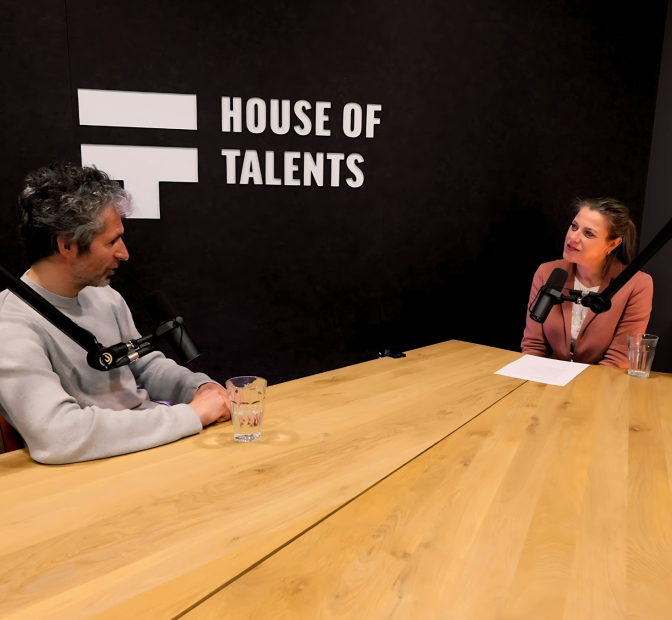 Jos Maas en Bianca Mutsaers in de podcastruimte voor opname Vraag aan Maas 