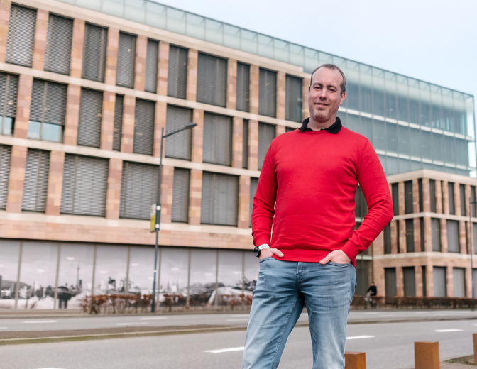 Consultant Patrick voor het gebouw van Brandloyalty