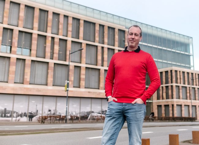 Consultant Patrick voor het gebouw van Brandloyalty