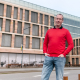 Consultant Patrick voor het gebouw van Brandloyalty