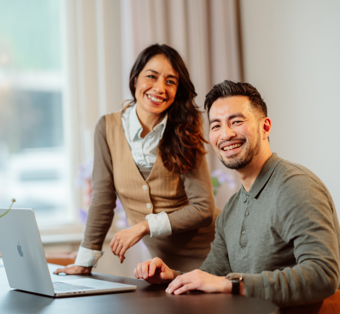 Lachende man en vrouw