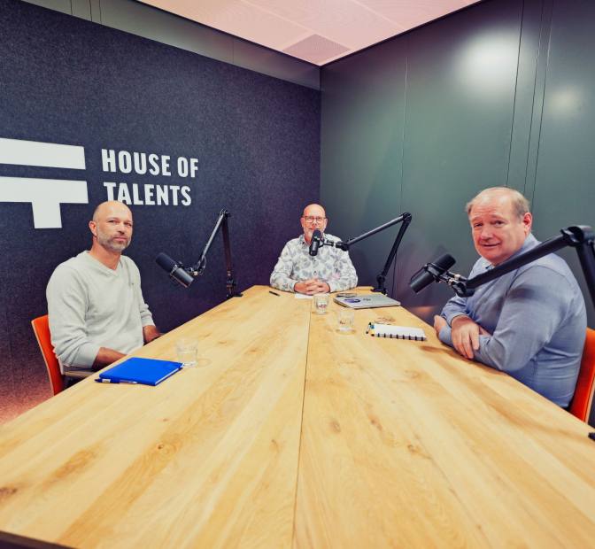 drie mannen in een podcast set