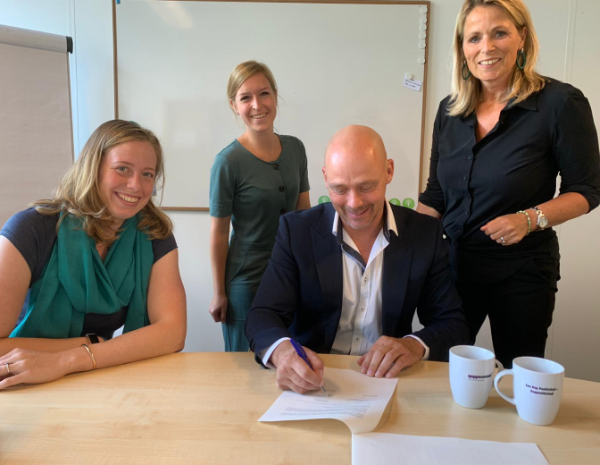 Arjo tekent voor de samenwerking tussen Qoppoconsult en Trees for all
