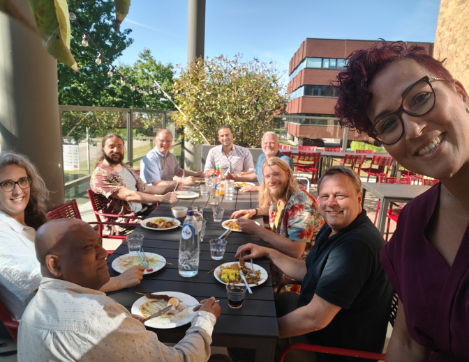 Samen eten op het terras