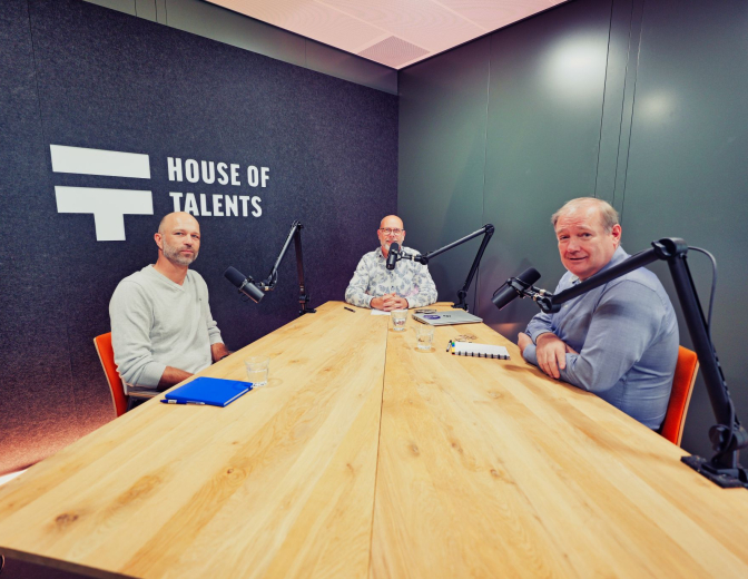 drie mannen in een podcast set