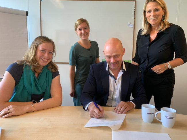 Arjo tekent voor de samenwerking tussen Qoppoconsult en Trees for all