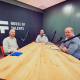 drie mannen in een podcast set