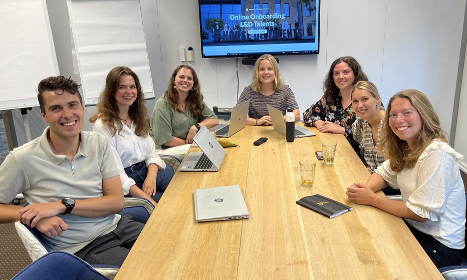 van links naar rechts de deelnemers van het L&D Boost Program: Tom Theloesen, Iris Oosterveen, Iris van Vliet, Noortje Valk, Veerle Hout, Sophie Bouckaert en Laura Veerheem. Jan Van der Meer ontbreekt.