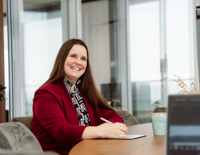 Vrouw kijkt in camera, sfeerbeeld
